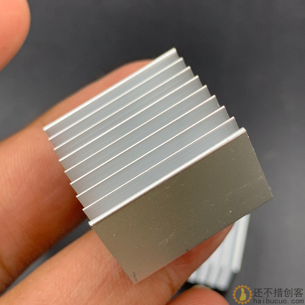 迷你铝散热器 全新 长宽高2.3×2.3×1.5cm 散热片SN1059