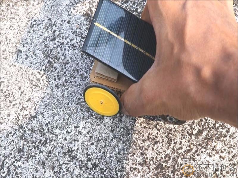 如何用纸板做一个太阳能驱动的小车