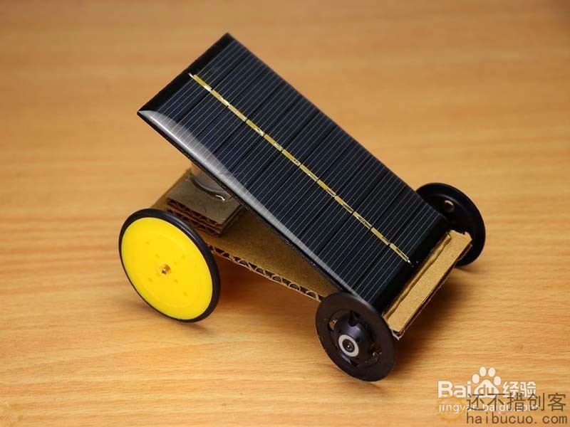 如何用纸板做一个太阳能驱动的小车