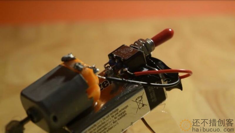 科技小制作：制作一个震动小蜘蛛，用9V电池、铜丝、130小马达