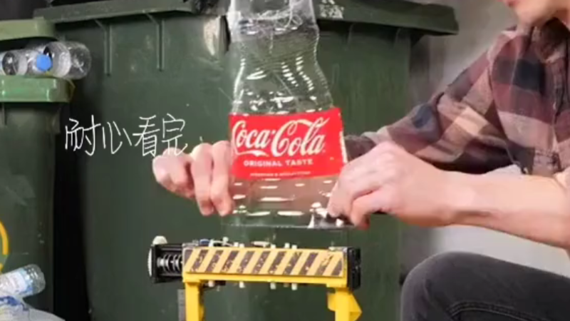 国外小伙用可乐瓶做成了一个布帽子-聚酯纤维原来是可乐瓶